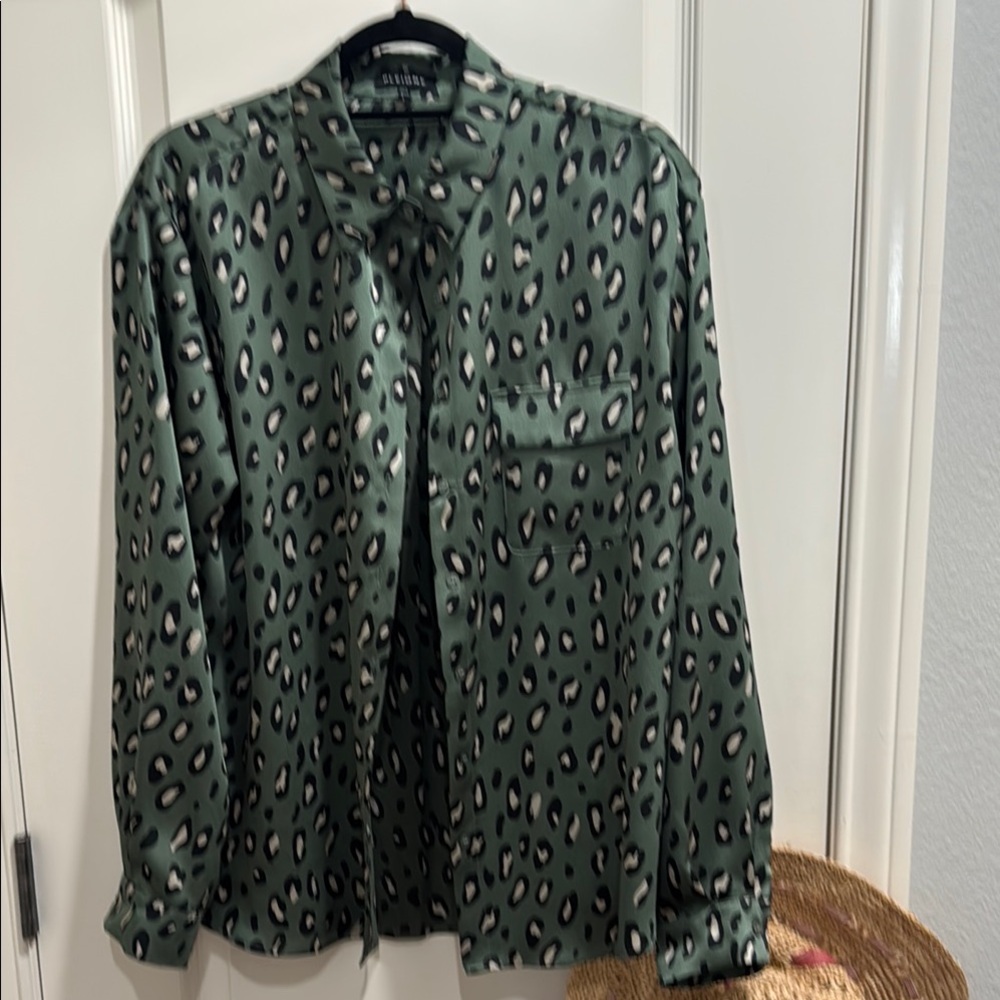 ! EUC Pleione Satin Green Leopard Print Button Front Blouse w Front Flap Pocket! - Picture 1 of 7